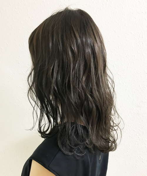 wavy dyed shoulder length hairstyle